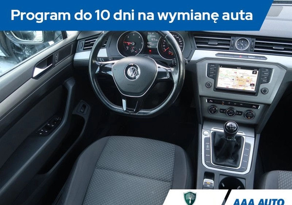 Volkswagen Passat cena 45000 przebieg: 228492, rok produkcji 2015 z Chełmża małe 254